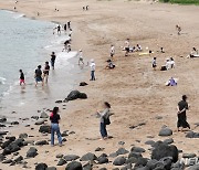 '오전 26도' 제주 중문해수욕장서 더위 식히기