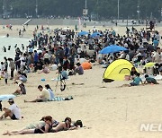 부산 해운대해수욕장 부분개장 첫 휴일 '북적'