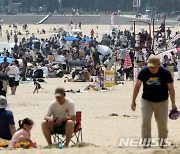 부산 해운대 부분개장 첫 휴일 '북적'