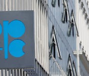 블룸버그 “OPEC+, 감산 합의 내년까지 연장할 듯”