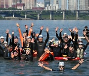 한강 종단한 오세훈…쉬엄쉬엄축제 서울시민과 수영 1㎞ 완주