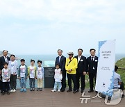 홍도서 열린 '고교생 납북자 송환기원비' 제막식