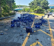 도로 점령한 9t 맥주병 파편…달리던 트럭서 수십상자 와르르 쏟아져