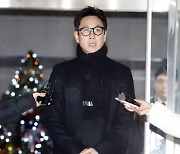 ‘이선균 수사정보 최초 유출’ 검찰 수사관 구속영장