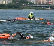 Mayor joins triathlon to prove Han River’s water quality