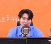 손태진, '트로트 라디오' DJ 첫 출근...입담X위트 무장한 진행 '합격점'