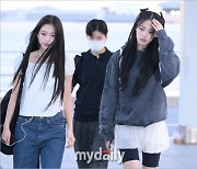 [MD포토] 뉴진스 민지·해린 '예쁜 애 옆에 또 예쁜 애'