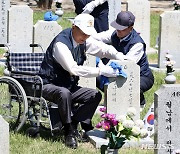 '호국영령 잊지 않겠습니다' 국가유공자들, 현충원서 묘역 정화 봉사 [뉴시스Pic]