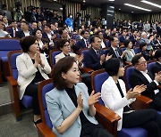 박수치는 국민의힘 의원들