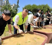 "우리 먹거리는 소중해"…초등학생들, 직접 기른 채소 수확