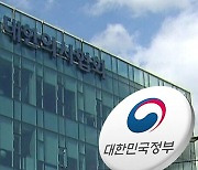 "전공의 사직서 수리 검토…집단 휴진 투표 멈춰야"