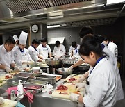 음식은 (로봇) 손맛?…급식실은 ‘조리 로봇’, 국제한식조리학교는 ‘폐교’