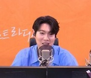 손태진, '트로트 라디오' DJ 첫 출근…에녹·신성·대니 구 지원사격