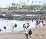 전국 구름 많고 충청·남부 소나기…낮 최고 29도