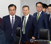 경제관계장관회의 입장하는 최상목 부총리