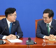 김동연 경기지사와 대화하는 박찬대 원내대표