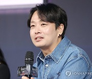 인사말하는 배현진 감독