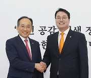 추경호 원내대표와 악수하는 천하람 원내대표