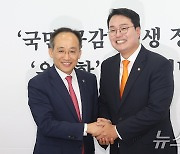 악수하는 추경호·천하람 원내대표