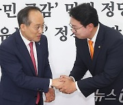 악수하는 추경호·천하람 원내대표