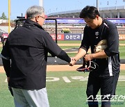 [포토] 오재일 '김경문 감독님 오랜만입니다'