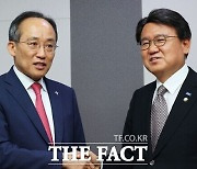 추경호 만난 황운하 "빨리 원 구성해 '일하는 국회' 보여주자"