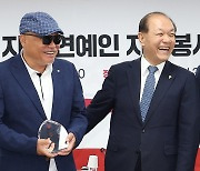 與 감사패 받은 김흥국 “한동훈, 전당대회 들이대야”