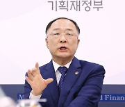 "문 정부, 국가채무비율 전망치 절반으로...홍남기 '두 자릿수로 만들라' 지시"