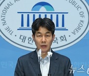 윤건영 “김정숙 여사, 정당 순방 극악무도 흑색선전 법적조치할 것”