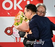 [MD포토] 김경문 감독-박종태 사장 '한화 첫 경기, 승리로 출발'