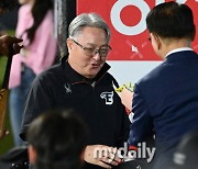 [MD포토] 김경문 감독 '박종태 사장의 첫 승 축하 받으며'