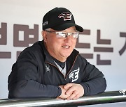 6년만 복귀전 승리한 김경문 감독 “굉장히 기쁘다..고참들에 인사 제대로 다시 해야”