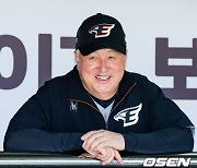 “아래 팀끼리 잘해서 올라갑시다”…8위팀 맡은 김경문 감독, 7위 이강철 감독에게 건넨 한마디 [오!쎈 수원]