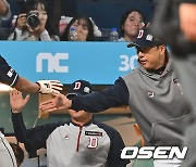 이승엽 감독과 하이파이브 이유찬, 3루 도루 이은 득점 [사진]