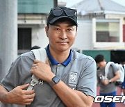 훈련장 들어서는 김도훈 임시 감독 [사진]