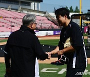 김경문 감독과 반갑게 인사하는 오재일 [포토]