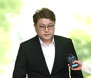 "김호중=천재, 방송 퇴출 반대" 김호중 팬덤 청원, KBS 무슨 답할까