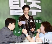 [TD포토] 구교환 '어머 이건 찍어야지'