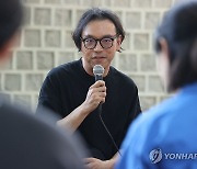 "역사 다루는 이유? 과거 직면하지 않으면 현재를 억누르게 돼"