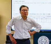 6월 모의고사 문제 분석하는 강사들