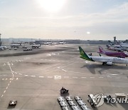 "美화물기 이륙 직후 엔진에 불"…日나리타공항 회항 비상착륙(종합)