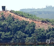 초소 진지 공사 중인 북한군