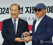 與, 연예인 유세단 만나 "국민의힘 응원이 자랑스럽도록 하겠다"