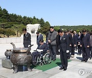 유철환 권익위원장, 국립대전현충원 참배