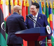 [한-아프리카 정상회의] 공동기자회견 마치고 인사 나누는 윤석열 대통령과 AU의장