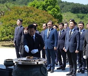 [마켓인]군인공제회, 호국보훈의 달 맞아 묘역정화 봉사활동