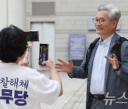 지지자들과 이야기 나누는 송영길 대표