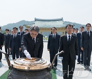 [동정] 유희동 기상청장, '호국보훈의 달' 맞아 현충원 참배