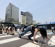 네발로 걸어서