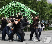 인간의 욕심으로 자연을 가두다